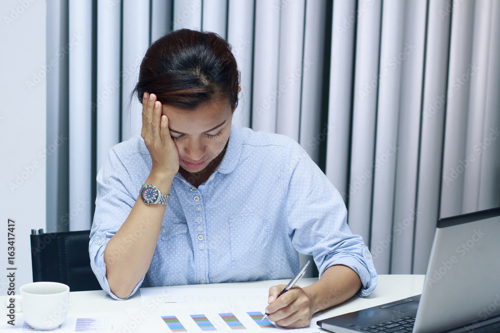 商务女性在办公桌上累了