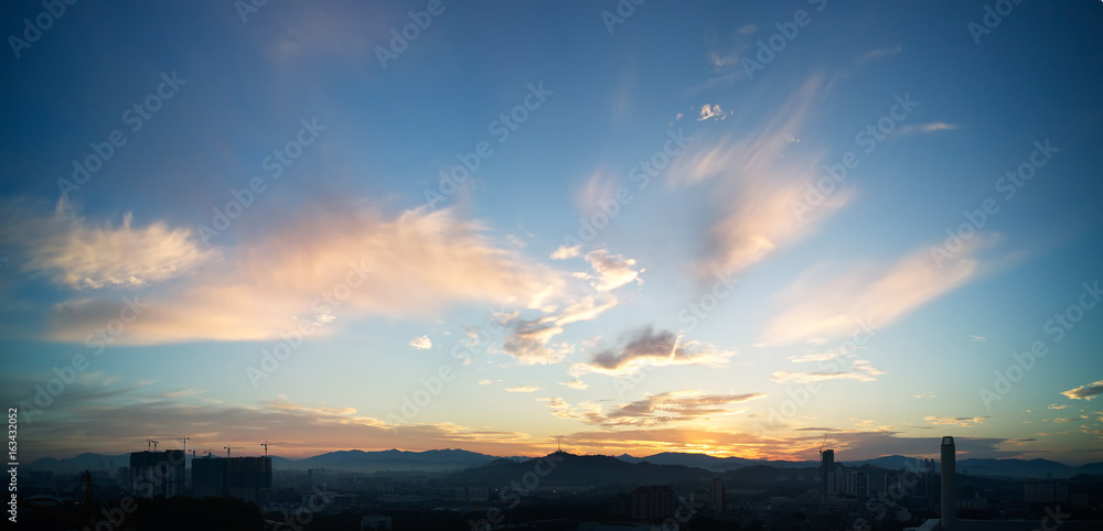 美丽的全景——城市天际线和令人惊叹的黄云上的自然日落日出