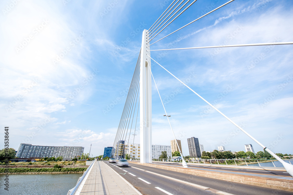 在法国南特市欣赏天空美丽的现代桥梁