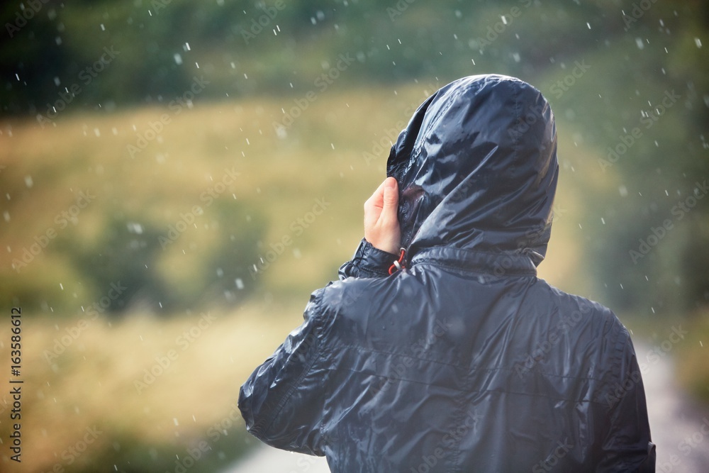 大雨中带狗的男人