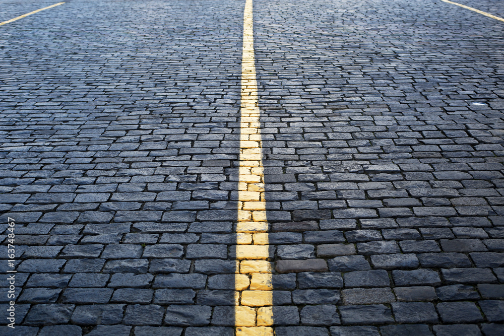 道路是混凝土瓷砖，背景和纹理是石头