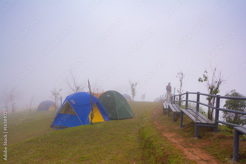 泰国Phu Thap Boek的晨雾笼罩，看不到清晰的景色。