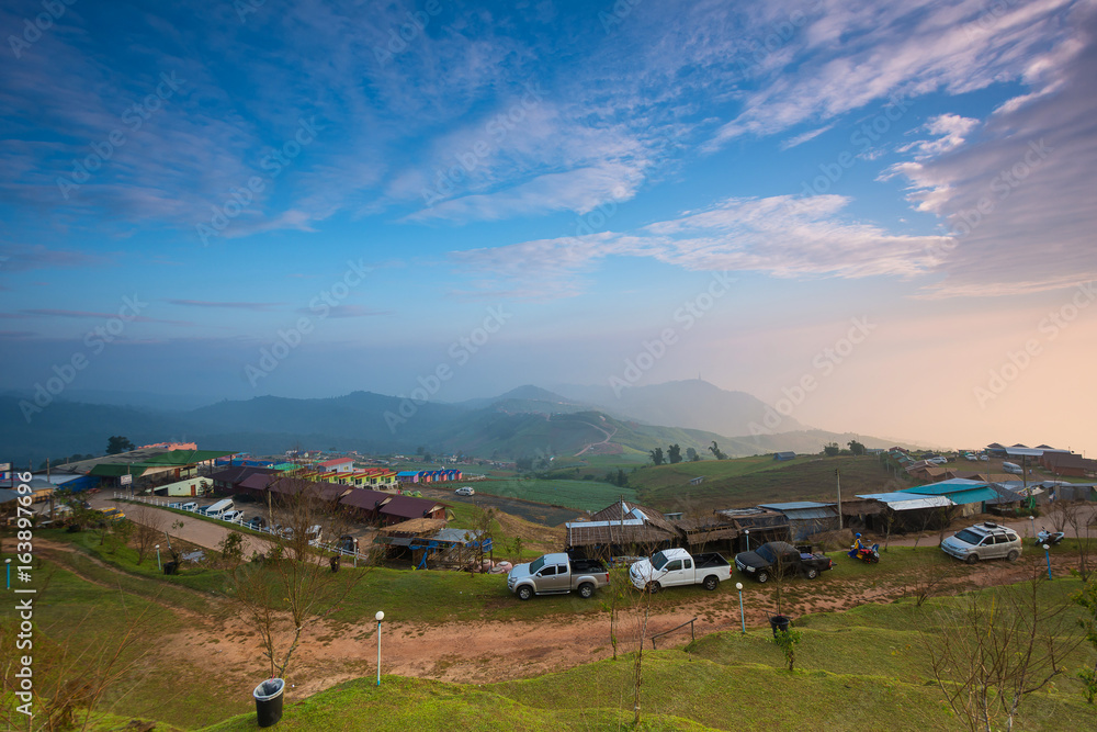 泰国Phu Thap Boek的晨雾笼罩，看不到清晰的景色。