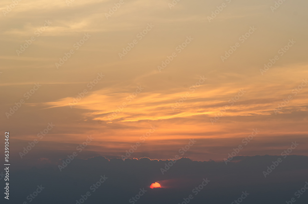 太阳落在地平线上，金黄色的天空。