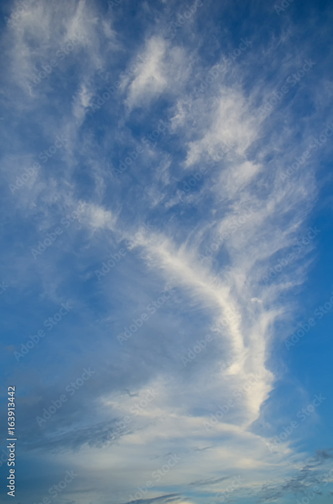 天空湛蓝，天空中有朵云，非常明亮。