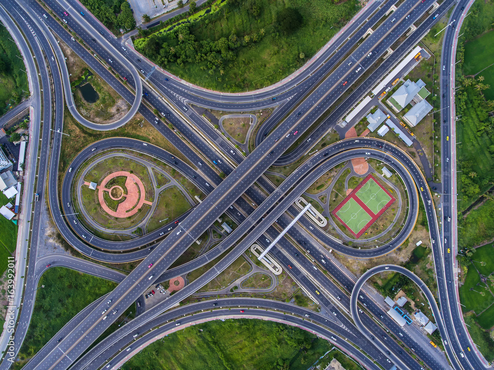 泰国曼谷夜晚道路和城市的灯光。Ba有停车场的环形交叉路口