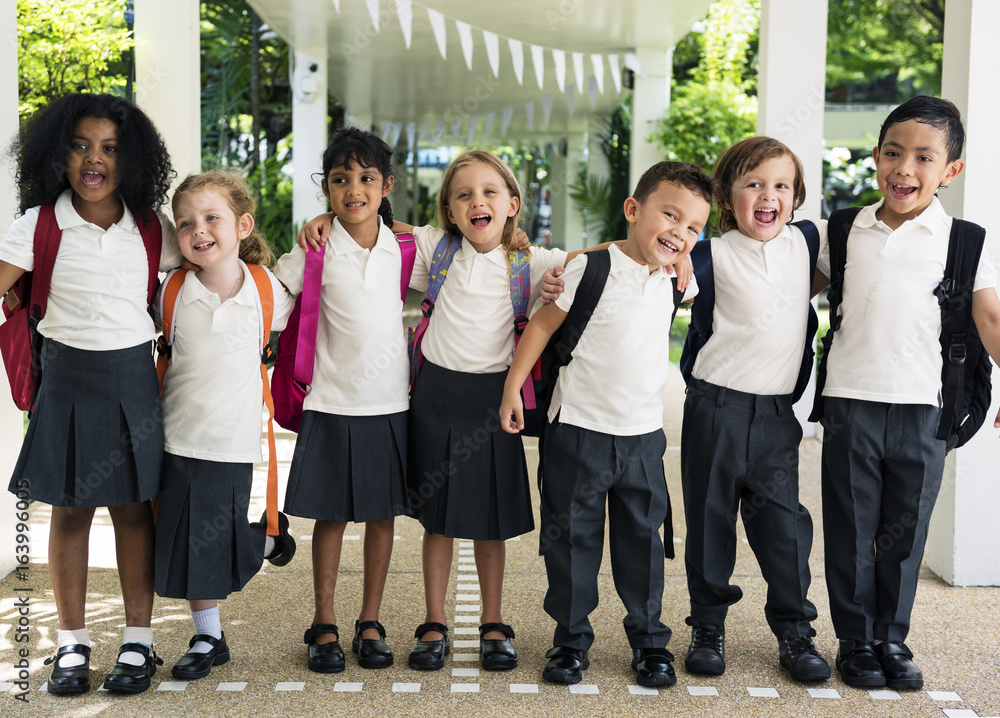 一群不同的幼儿园学生站在一起上学