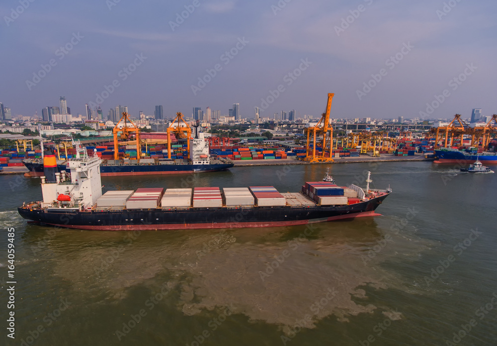 进出口和商业物流集装箱船。通过起重机，贸易港，Shipping.cargo to harbo