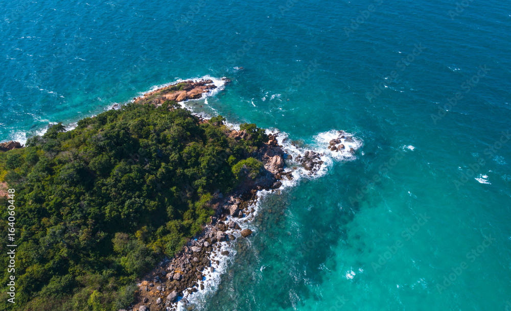 在海岛。鸟瞰图。俯视图。迷人的自然背景。水的颜色和美丽