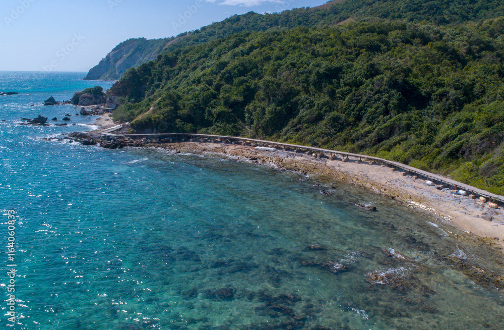 在海岛。鸟瞰图。俯视图。迷人的自然背景。水的颜色和美丽