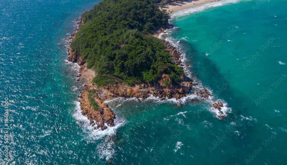 在海岛。鸟瞰图。俯视图。迷人的自然背景。水的颜色和美丽