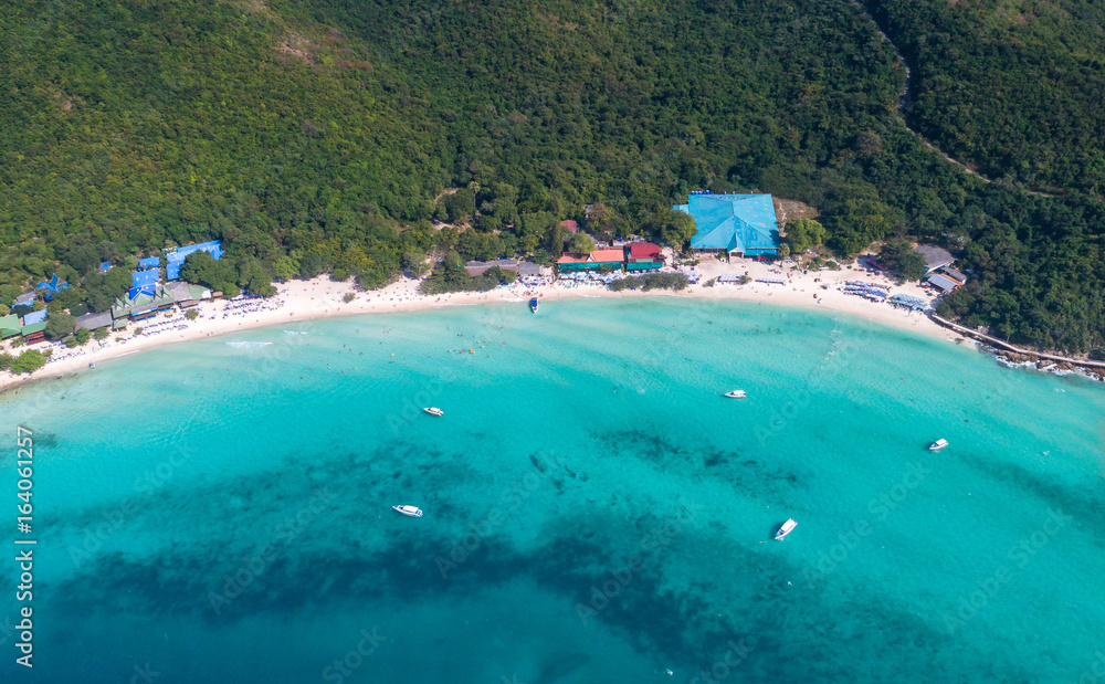 在海岛。鸟瞰图。俯视图。迷人的自然背景。水的颜色和美丽