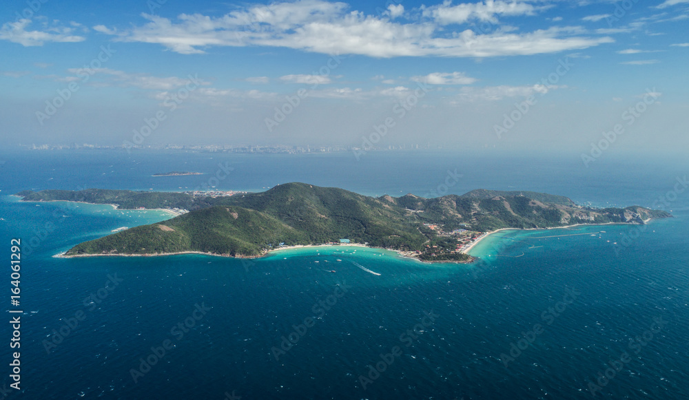 在海岛。鸟瞰图。俯视图。迷人的自然背景。水的颜色和美丽