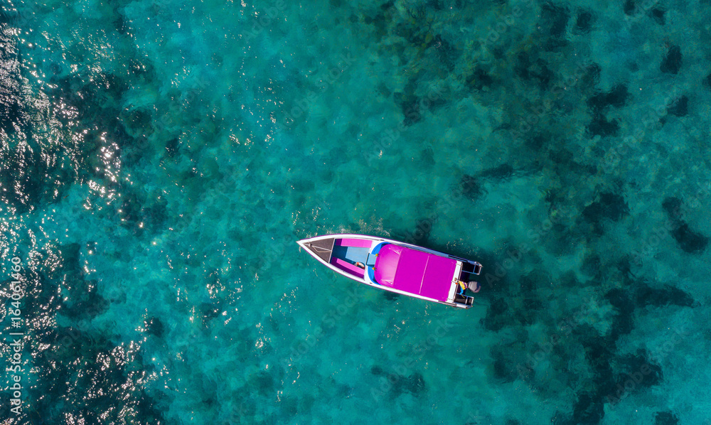 在海岛。鸟瞰图。俯视图。迷人的自然背景。水的颜色和美丽