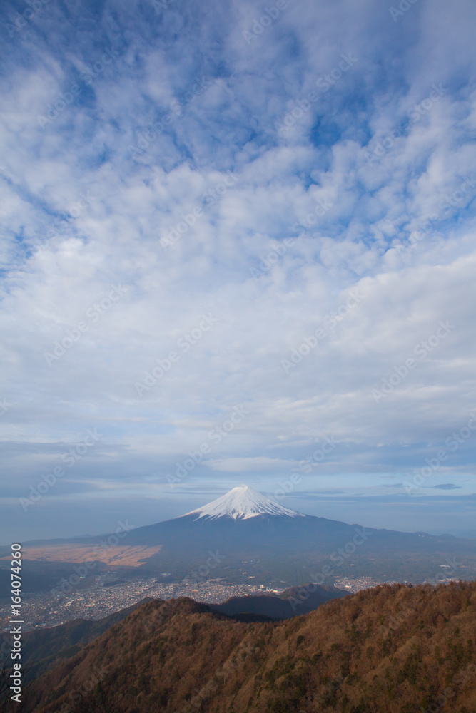 从三通治山看富士山和富士吉田镇