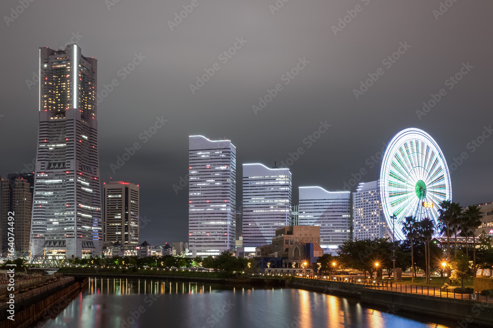 横滨海滨和地标性塔楼的夜景