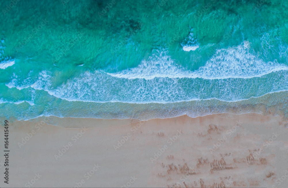 海洋鸟瞰图，俯视图，令人惊叹的自然背景。水的颜色和美丽的明亮。阿祖