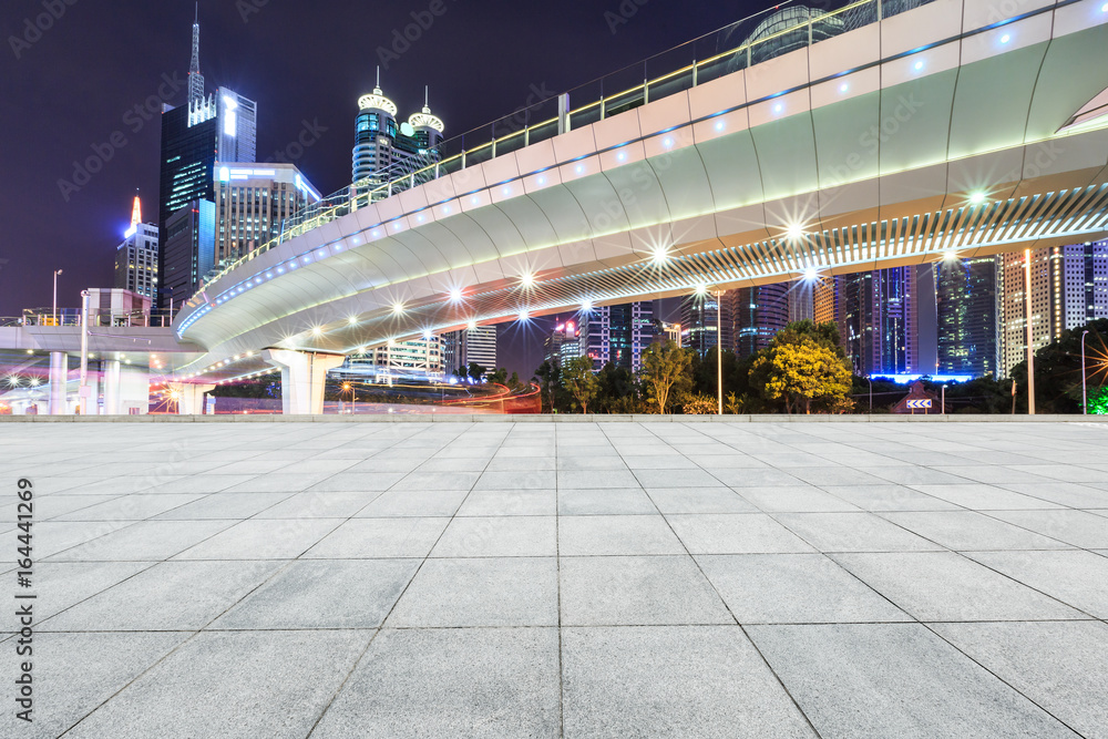 中国上海夜晚的城市广场与现代建筑风光