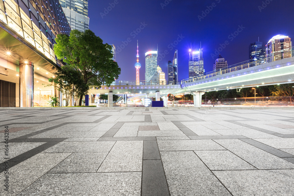 中国上海夜晚的城市广场与现代建筑风光