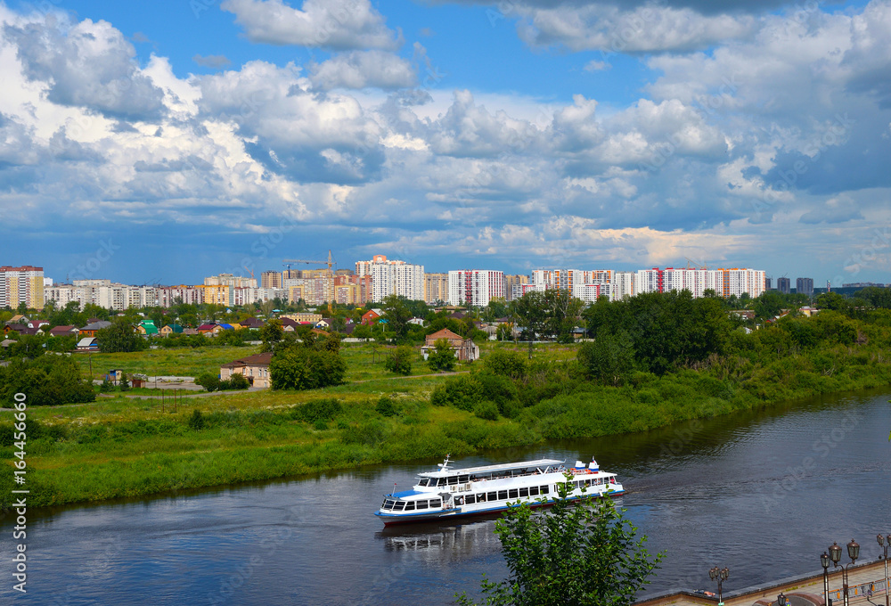 以河流和船只为背景，在西伯利亚城市建设一个新的微型区。