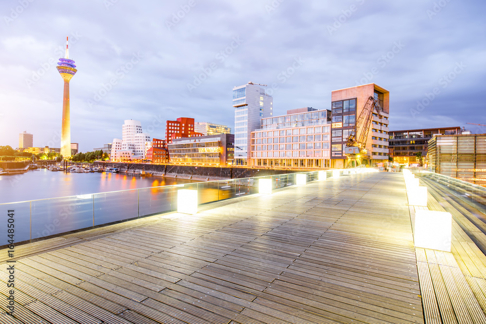 德国杜塞尔多夫市莱茵河夜景，带照明的建筑和电视塔