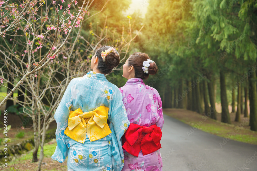 亚洲女友看粉色花朵