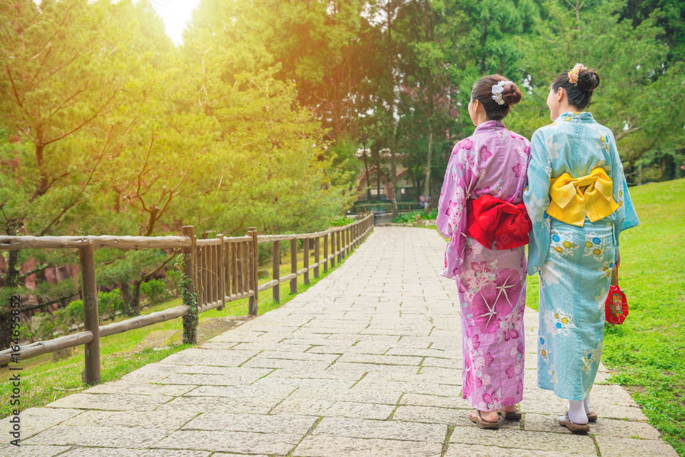 走在大阪街上的亚洲年轻女孩