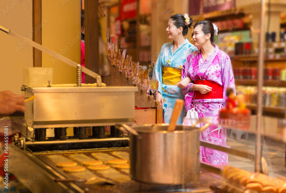 女性旅游服和服走在街上