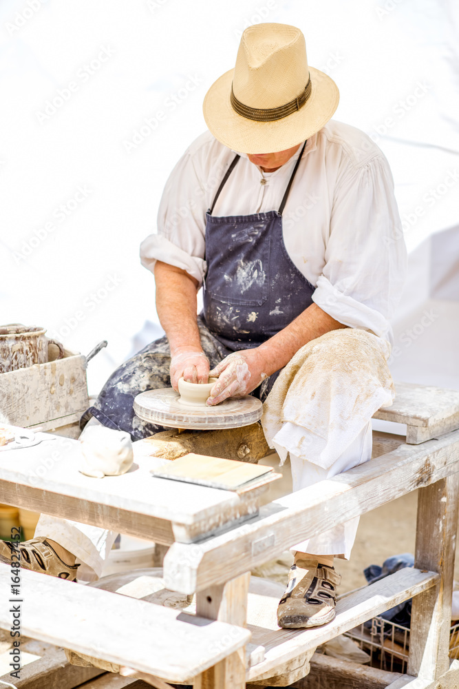 陶工在户外制作粘土壶