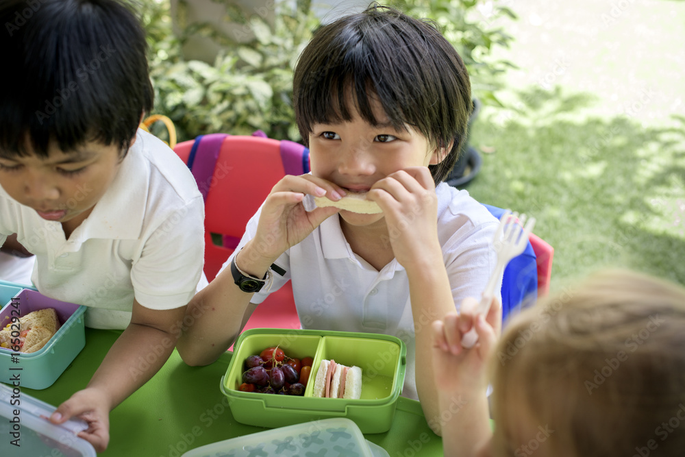 一群幼儿园学生一起吃午饭