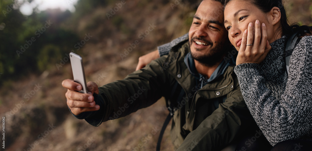 爱的年轻情侣徒步旅行自拍