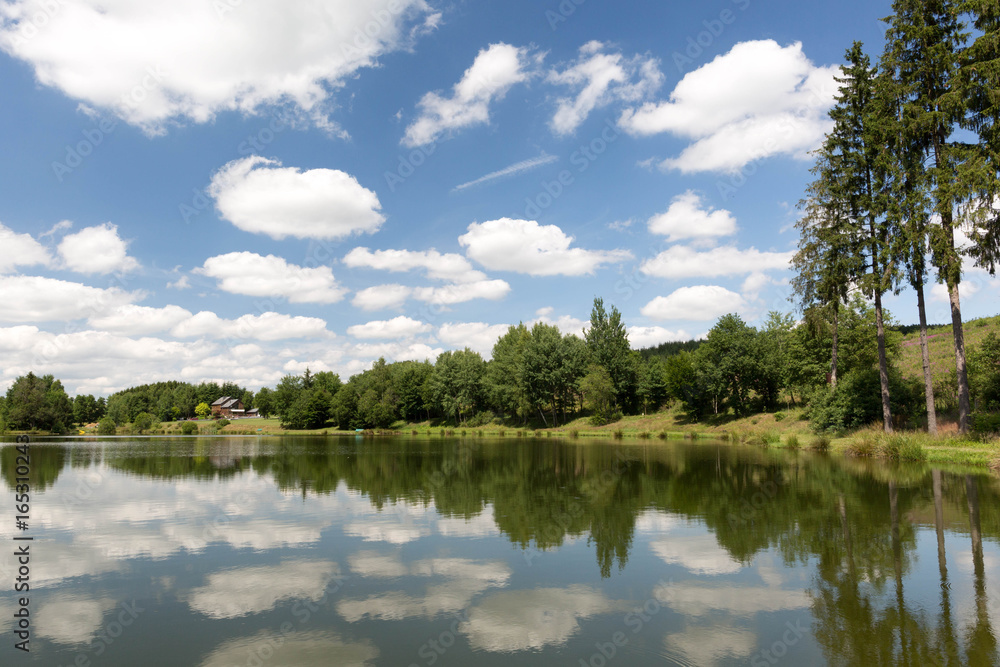 Belgien, Hompré, Lac de la Strange, Wolkenspiegelung im Wasser 