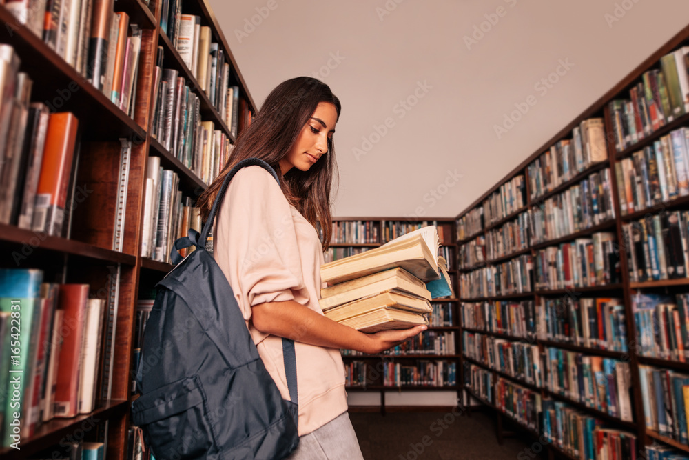 年轻学生在图书馆读书