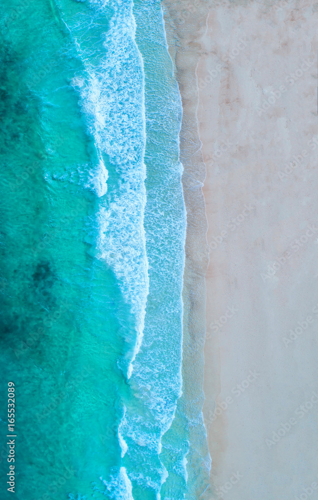 海洋鸟瞰图，俯视图，令人惊叹的自然背景。水的颜色和美丽的明亮。阿祖