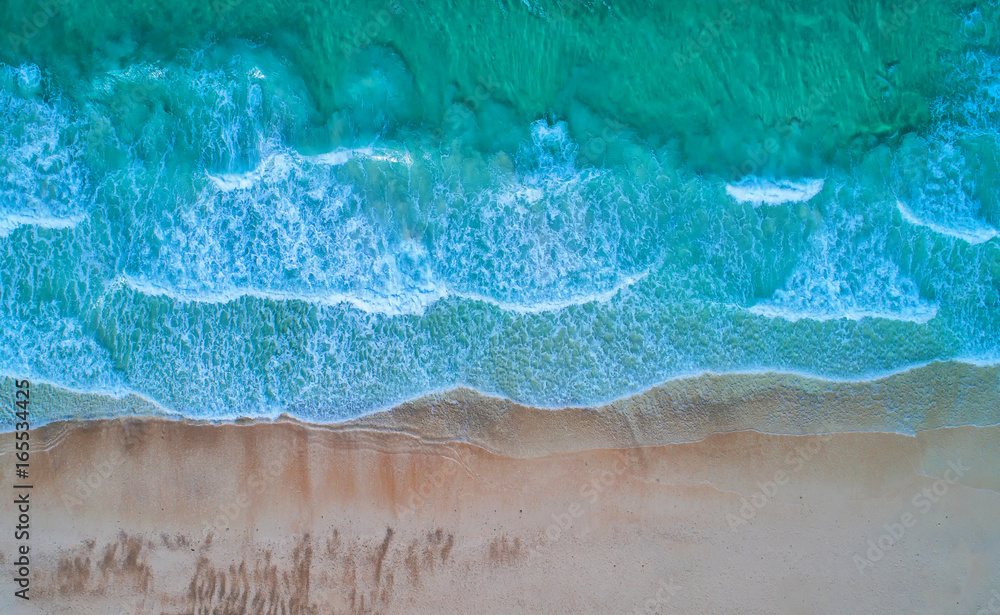 海洋鸟瞰图，俯视图，令人惊叹的自然背景。水的颜色和美丽的明亮。阿祖