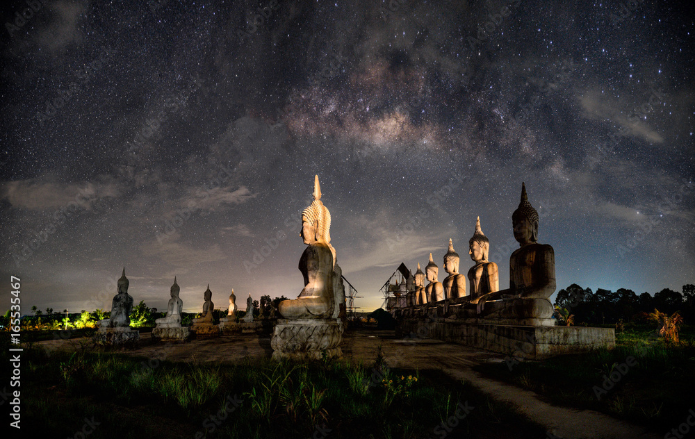 背景模糊，聚焦银河系和夜空中的雕像，黑暗的视觉模糊。在泰国