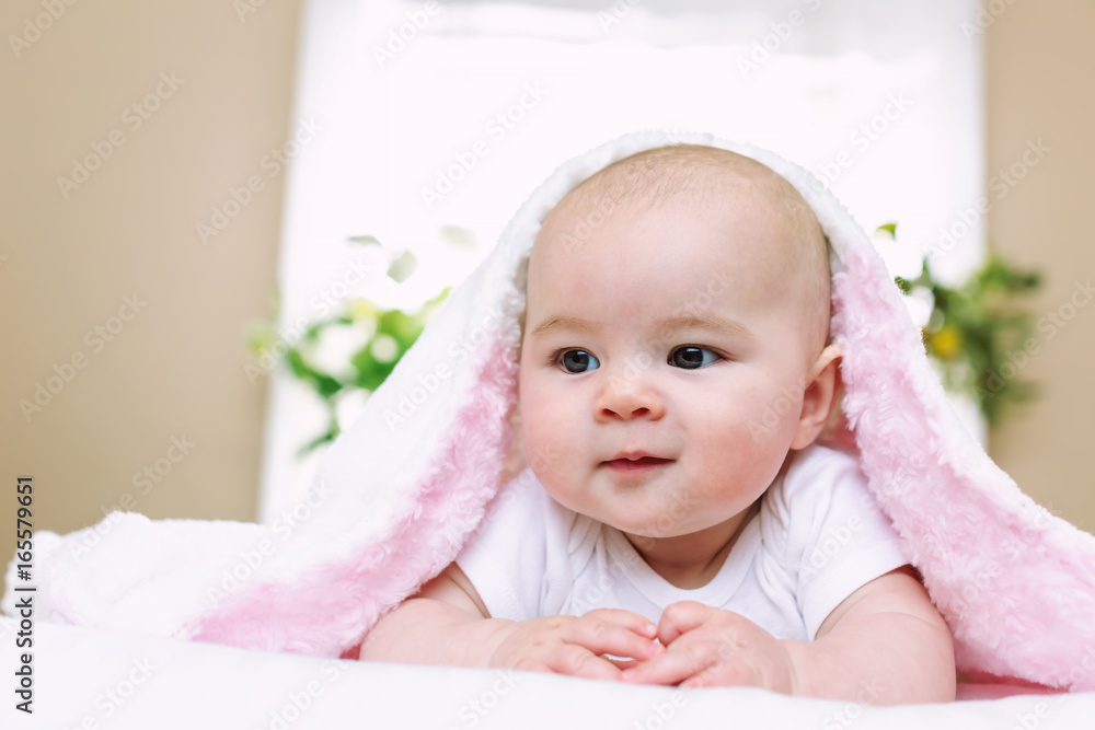 家里毯子上的新生女婴