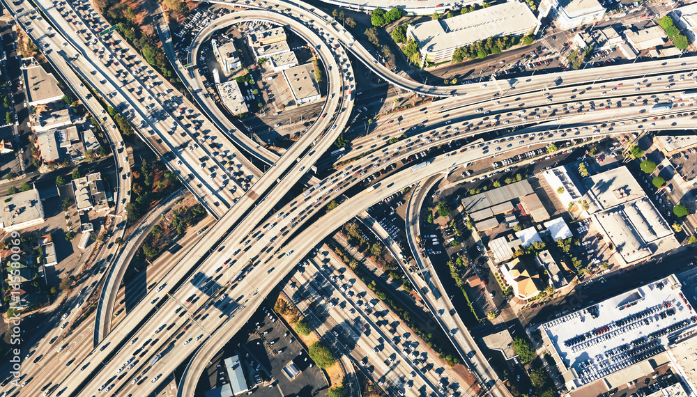 洛杉矶一个大型公路交叉口的鸟瞰图大型公路交叉点的鸟瞰图