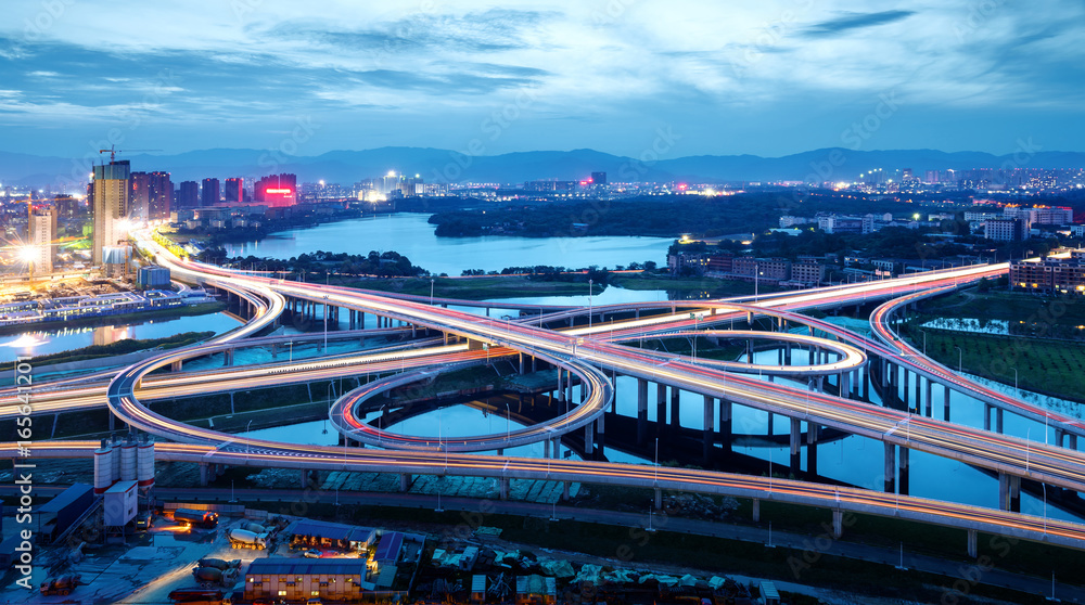 夜晚的现代城市高架桥