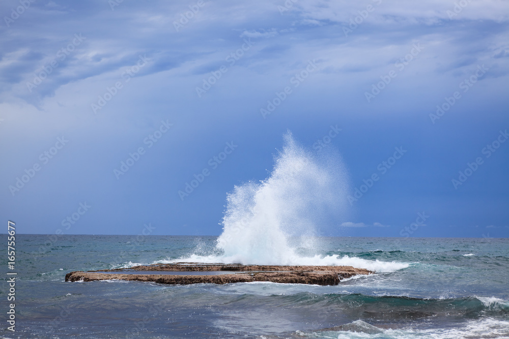 海浪冲击岩石