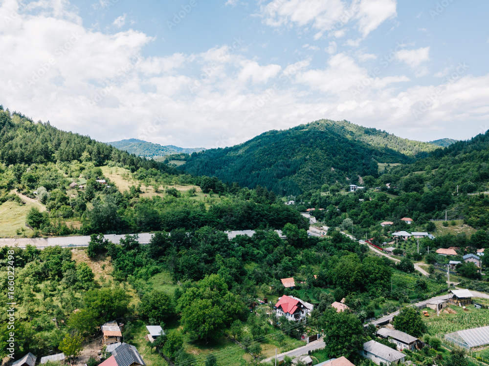 空中无人机飞越特兰西瓦尼亚喀尔巴阡山脉森林