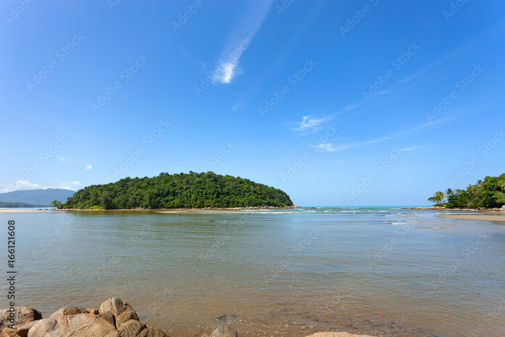 泰国普吉岛安达曼热带海中的小岛海景，用于夏季背景和设计