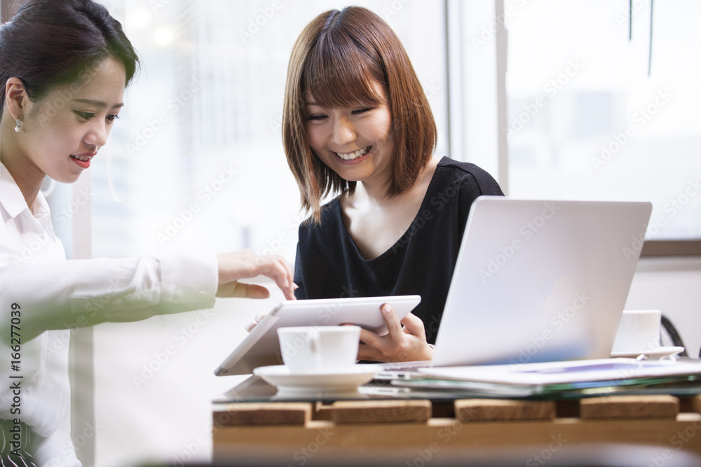 女性正在与电子平板电脑会面