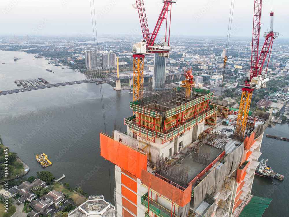 带起重机的建筑工地。建筑工人正在施工。鸟瞰图。俯视图。