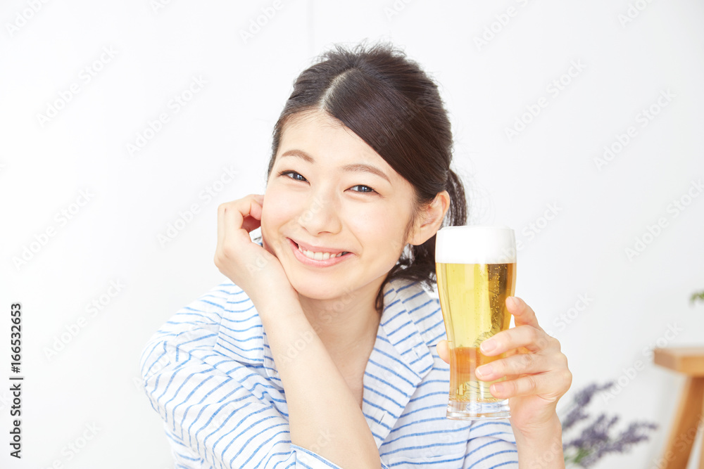 女性　ビール