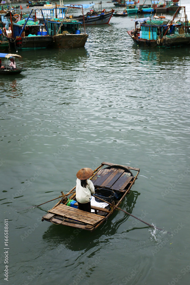 下龙湾的船