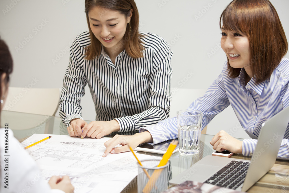 Tree Women边看图表边在桌子上开会