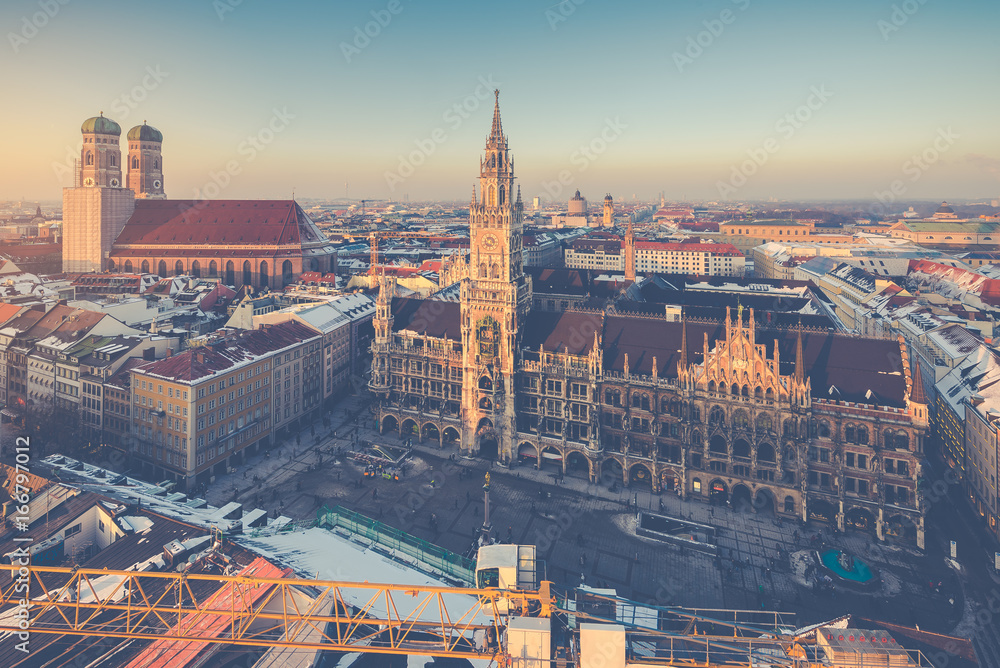 慕尼黑老市政厅或慕尼黑的Marienplatz市政厅和Frauenkirche鸟瞰图