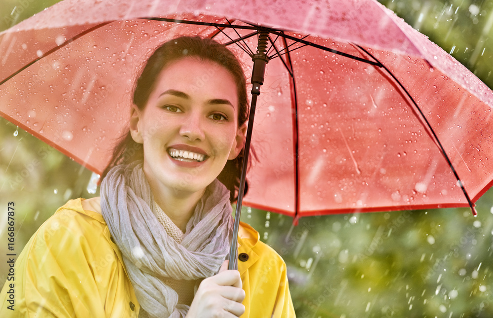 带红色雨伞的女人