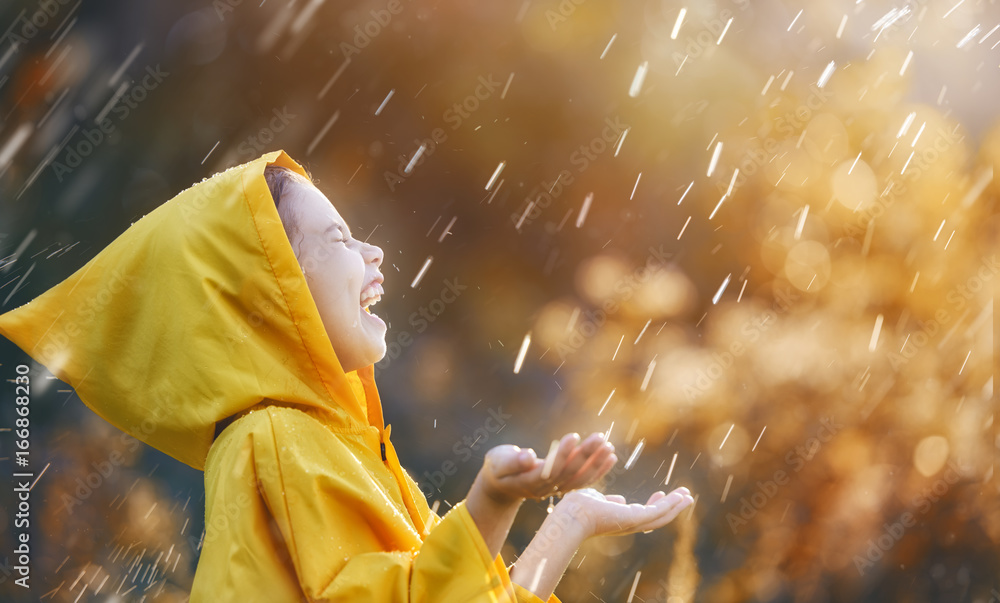 秋雨下的孩子